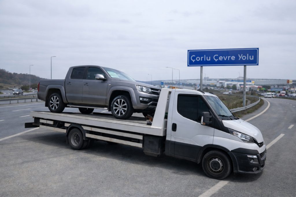 Çorlu çevre yolunda oto çekici hizmeti ile araç taşıma ve yol yardım