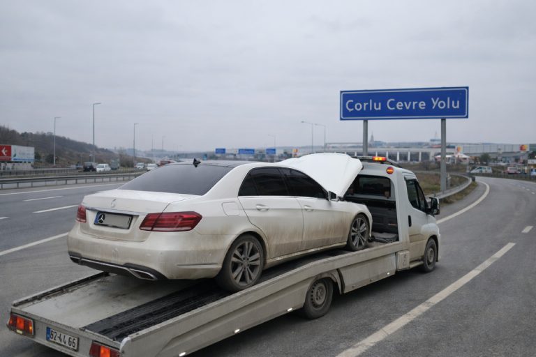 Çorlu çevre yolunda oto çekici hizmeti ile arızalanan aracın çekici yardımıyla taşınması