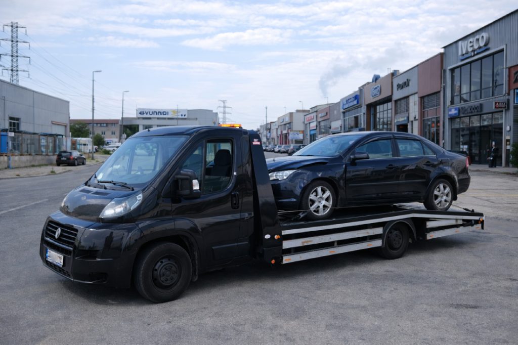 Çorlu Sanayi Bölgesi’nde oto çekici hizmeti ile arızalanan aracın çekici yardımıyla taşınması