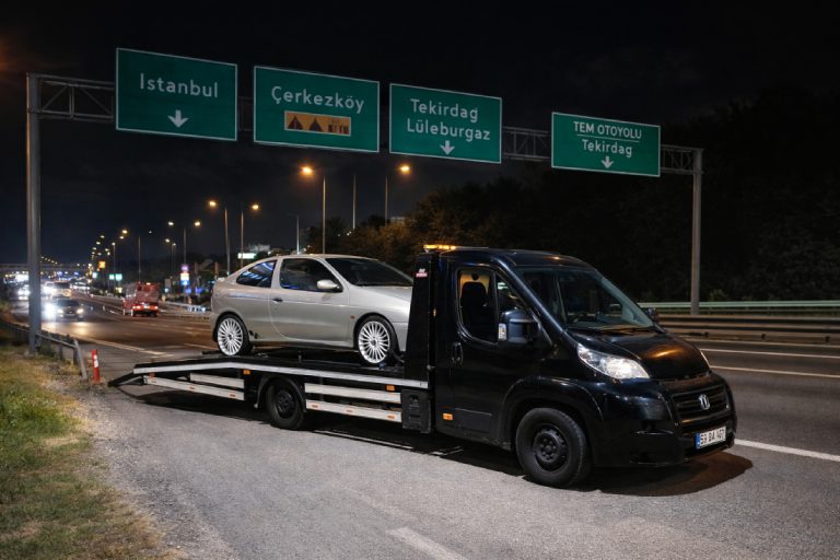 Çorlu TEM Otoyolu çekici hizmeti ile otoyolda arızalanan aracın çekici yardımıyla taşınması
