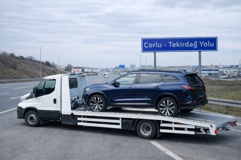 Çorlu Tekirdağ yolunda oto çekici hizmeti ile arızalı aracın taşınması