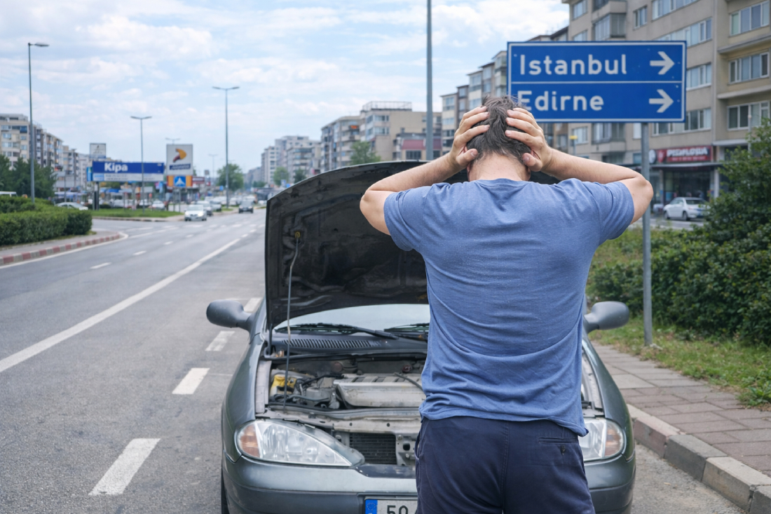 Çorlu’da yolda kalan aracın kaputu açık şekilde araç arızası yaşayan sürücü ve yol yardım ihtiyacı