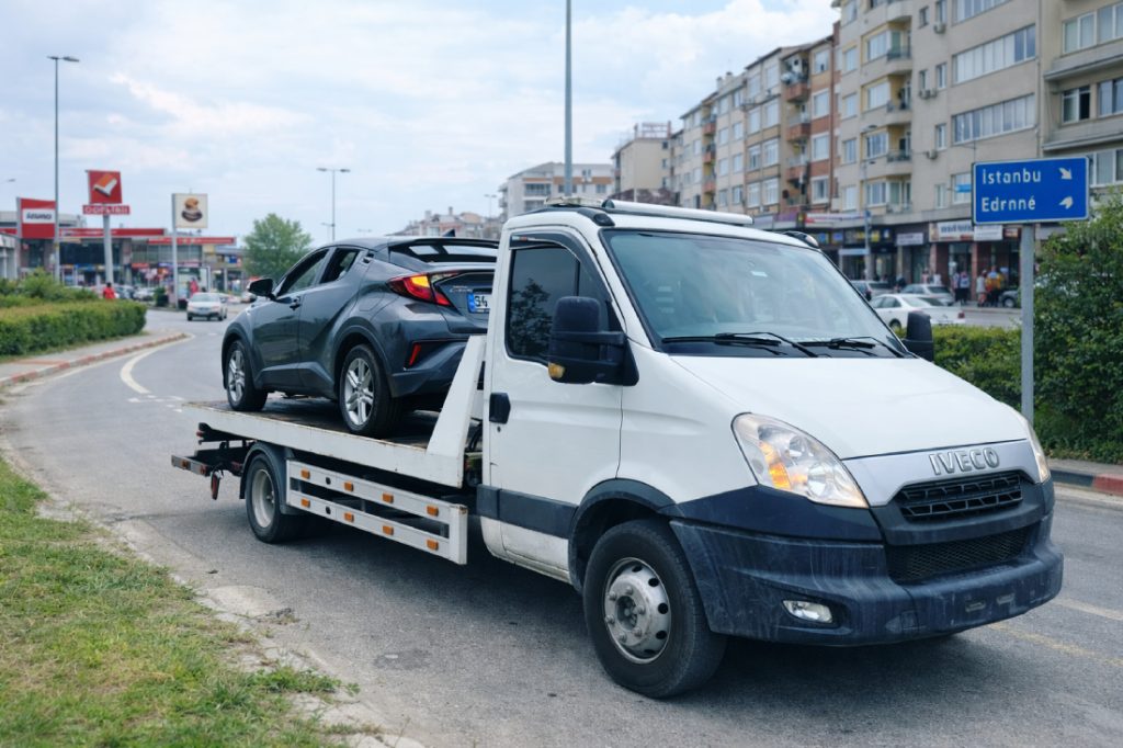 Çorlu yol yardım aracı ile arızalanan otomobilin oto çekici yardımıyla güvenli şekilde taşınması