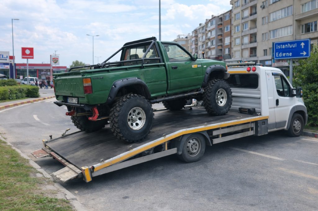 Yol yardım Çorlu hizmeti ile arızalanan aracın oto çekici yardımıyla güvenli şekilde taşınması